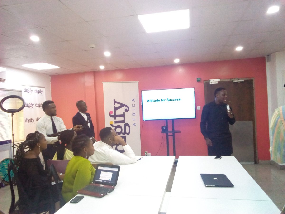 Digify_NG's tweet photo. 4. Digital agency are fast spaced environment
To deal with it, Ask Questions, Prioritize Digital learning
5. Apply project management. Get things listed with timelines. Know what you are to do and when.@segunabodunrin_
#DigifyPro2Grad #DigifyPro2 https://t.co/DWtOZc8onI