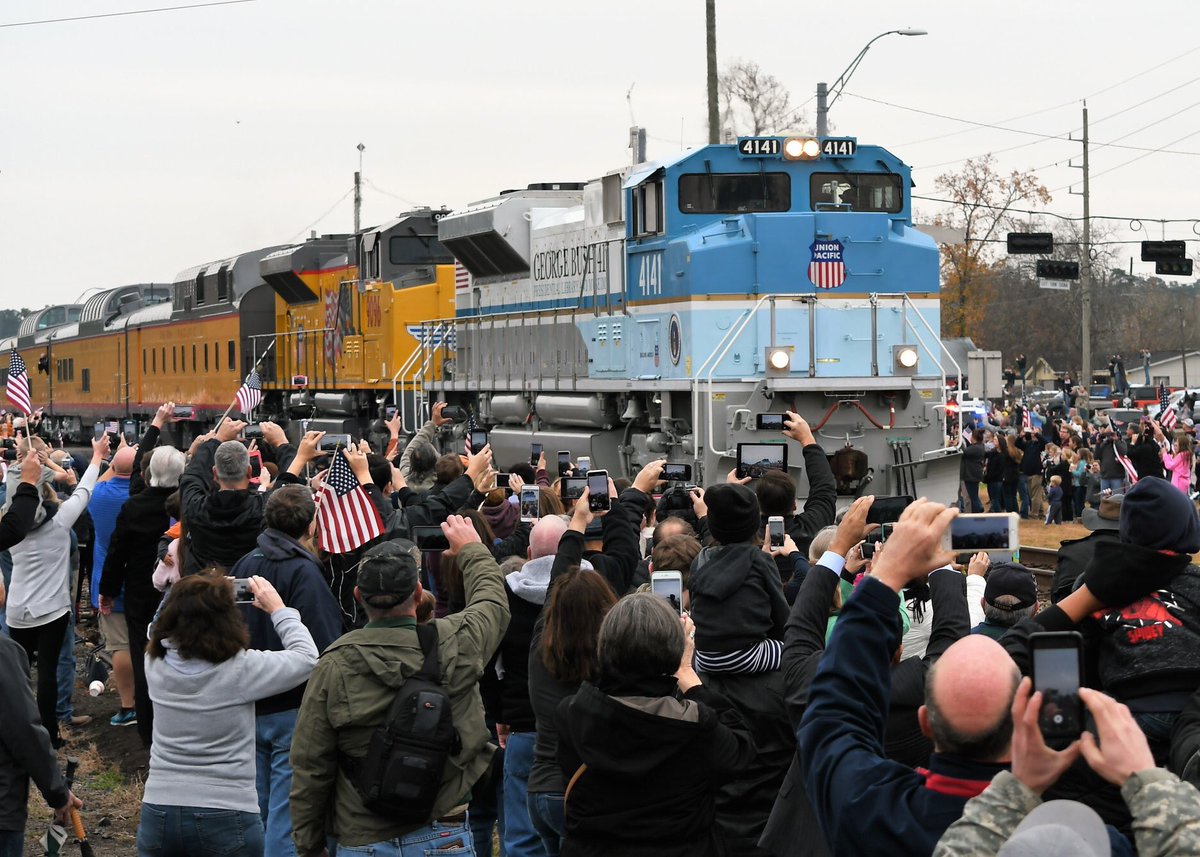 DaReeser's tweet photo. #4141train Mark 9:35 βIf anyone wants to be first, he must be last of all (in importance) and a servant of allβ. Our 41st President George H.W.Bush lived that scripture out loud! God speed Mr. President. https://t.co/bCAKwRqkQG
