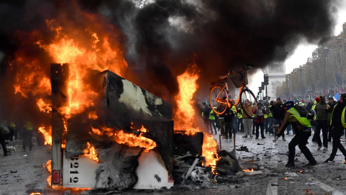 #Situation difficile, le pouvoir bourgeois recule, les violences sont renforcées pour créer paniques. Clair on est dans la répétition du scenario #bolchevique 1917 jamais abandonné par les #leninistes. 2 sorties possibles:#gouvernementmou qu'on bouffera vite ou manif  #DeGaulle