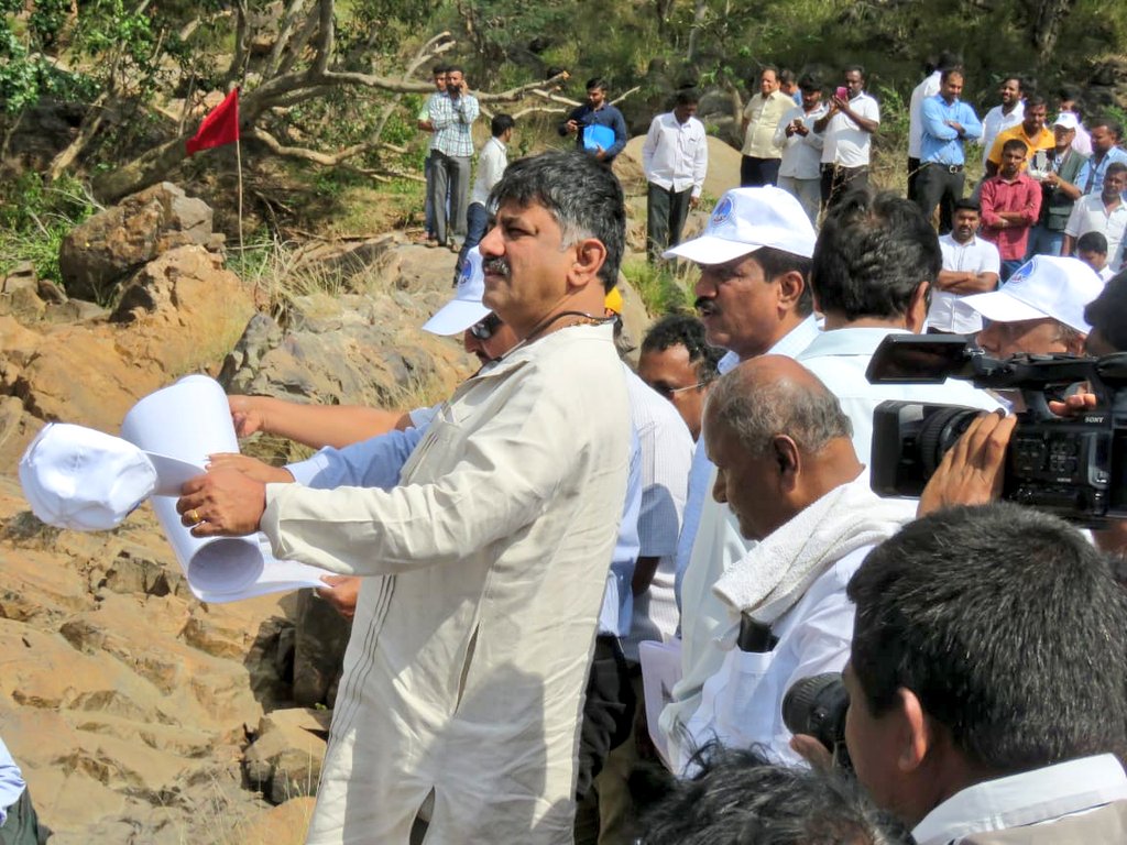 DKShivakumar's tweet photo. Visited the Mekedatu Balancing Reservoir and Drinking Water Project's proposed location site today with MP Shri DK Suresh, Minister Shri DC Thammana and officials. https://t.co/DZHJ1ZAGzi