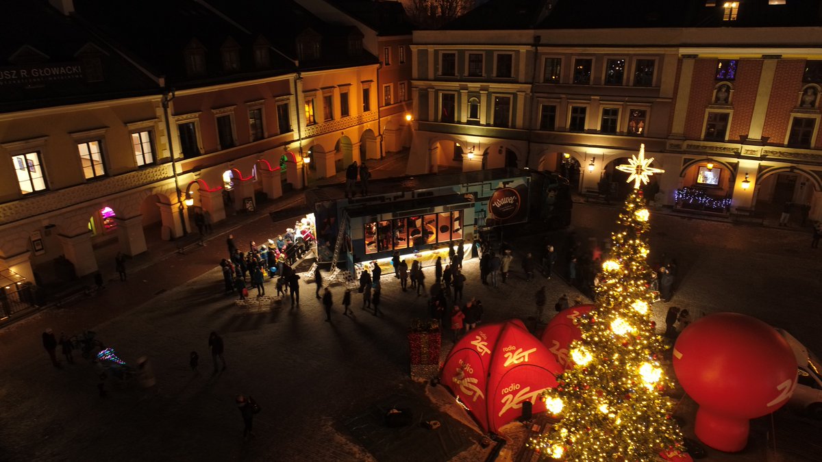 lheventstudio's tweet photo. 🎄Te grudniowe projekty mają w sobie coś niezwykłego🎄
Niby jest zimno❄️, a jednak na swój sposób ciepło😃
Tak to wyglądało ostatnio okiem naszego nocnego jastrzębia😃
W ten weekend przed nami kolejne realizacje, więc #lillateam już w drodze. https://t.co/cTaLYJBNum