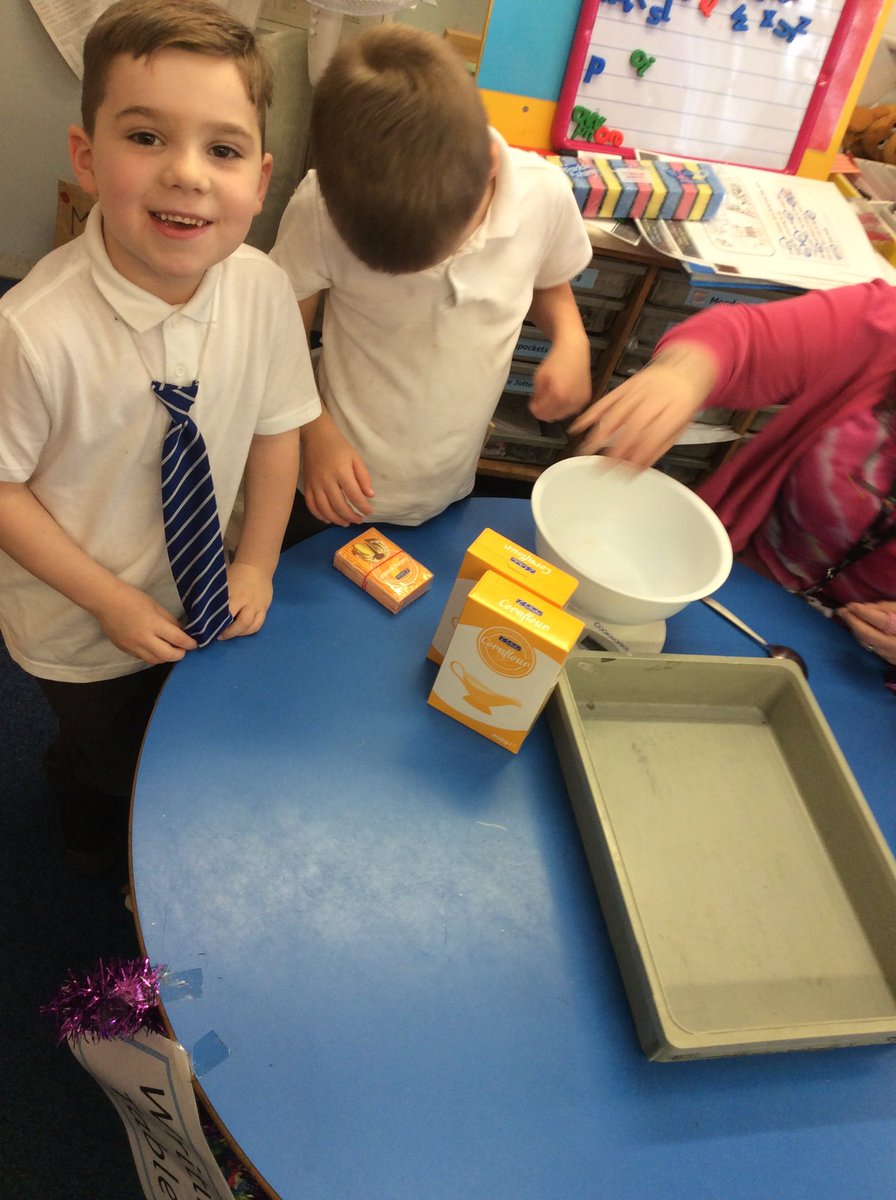HolytownPS's tweet image. Making snow in Room 3. ⛄️❄️ #winterhasstarted #learningthroughplay