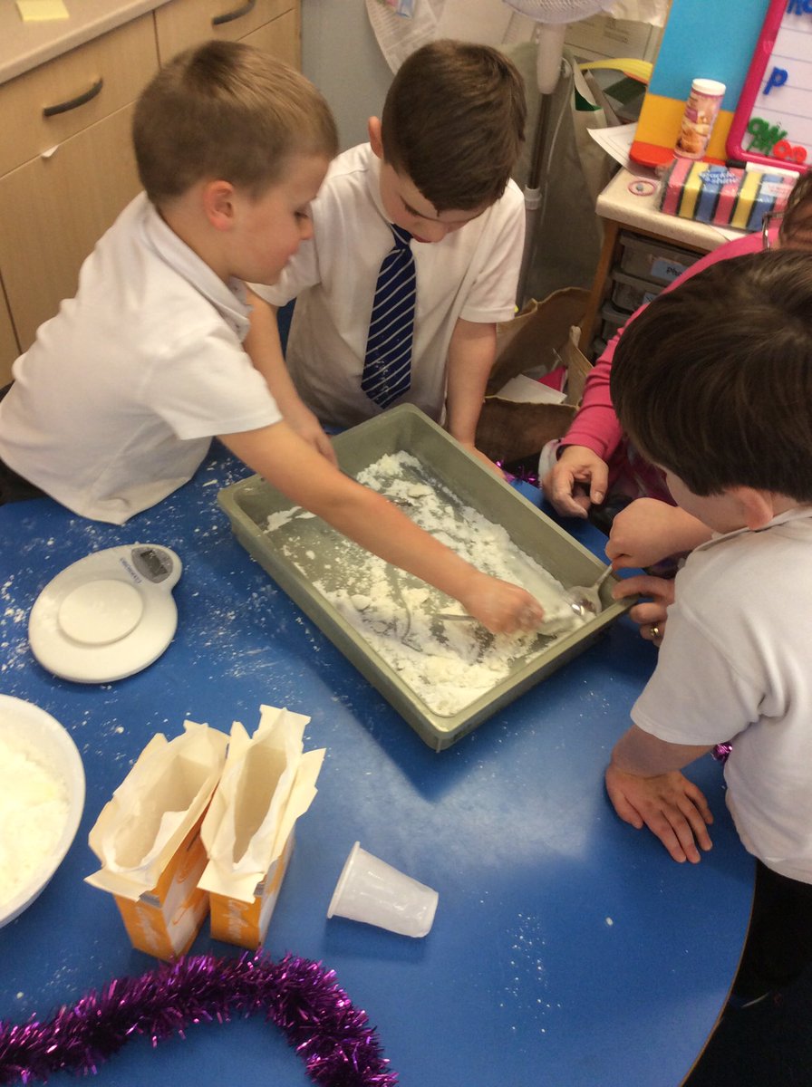 HolytownPS's tweet image. Making snow in Room 3. ⛄️❄️ #winterhasstarted #learningthroughplay