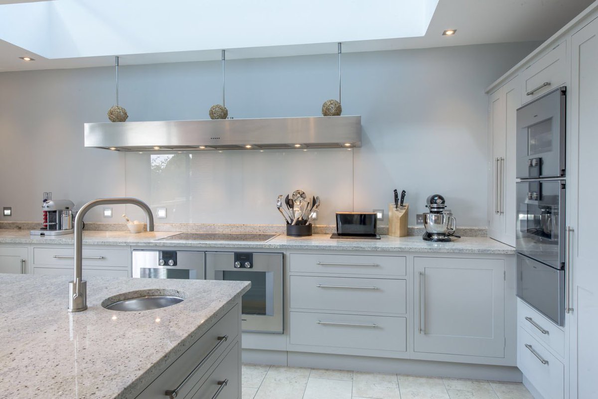 Beautiful bespoke kitchen by the guys <a href="/BryanTurnerLtd/">Bryan Turner Kitchens</a> featuring a special bespoke Westin cooker hood 😉 
.
.
.
#luxuryhomes #luxurykitchens #luxury