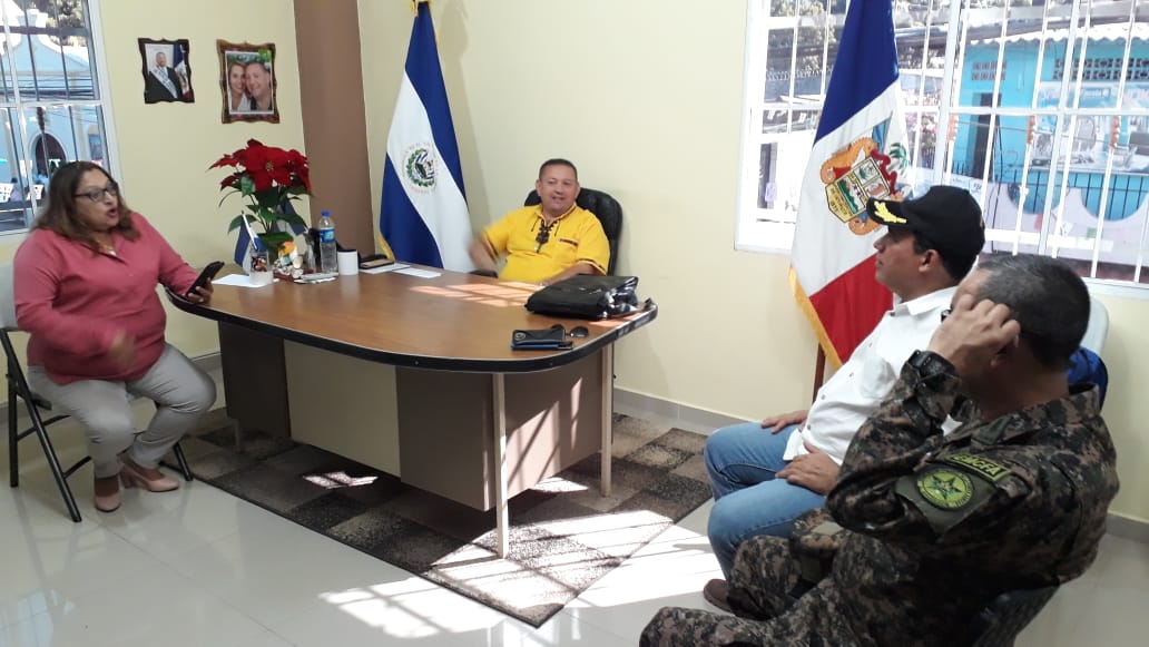 Ministro <a href="/AristidesVal/">Arístides Valencia</a> y nuestra Gobernadora de la <a href="/GoberLaUnion1/">@GoberLaUnión</a> Gricia Hernández sostienen reunión con el Alcalde de Intipucá, José Elenilson Leónzo para darle seguimiento al proyecto de vivienda provisional que se realiza en ese Municipio #SíCumplimos #GobSV