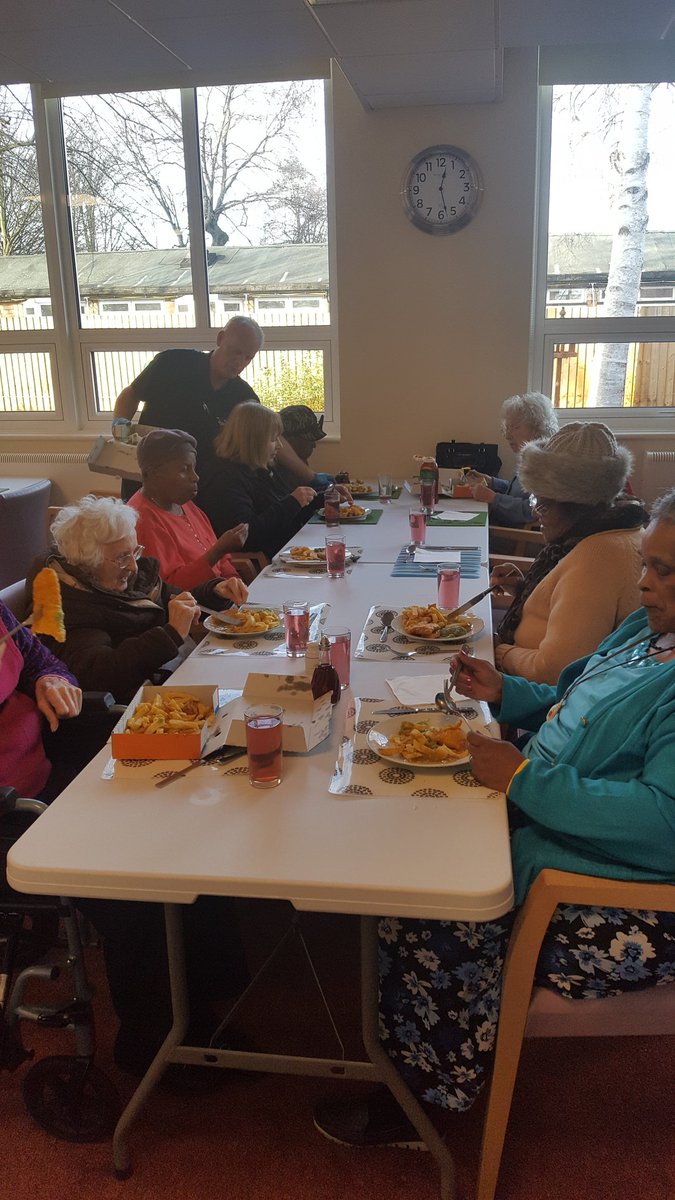 AgeUKBirmingham's tweet photo. #fishandchips Friday today at the #SeymourDayCentre! With thanks to Smarts Fishbar in Kingstanding♥️ it was lovely! #FridayFeeling a great end to a great Christmas party week. #Dementia #Birmingham https://t.co/tm3u6wKjet