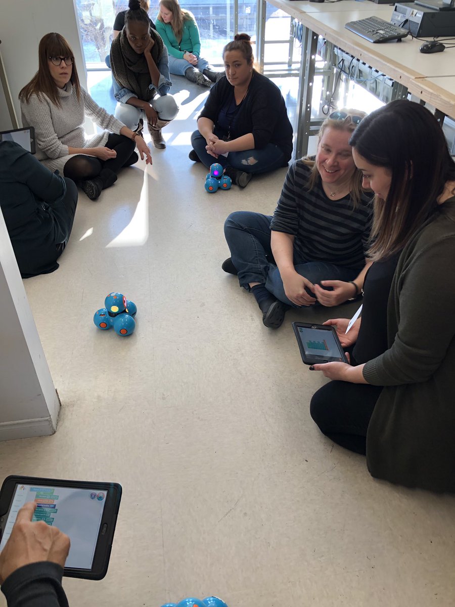 Chabelanger89's tweet photo. En plein cœur de notre atelier sur la programmation de la maternelle à la 6e année au @ecolloqueCSMB ! Plus de 25 participants ce matin, nous avons déjà hâte de vous voir cet après midi pour notre deuxième atelier! @csmbourgeoys @ecole_pauljarry @MariepDelisle @christinejost66 https://t.co/BuIvVdoYy2