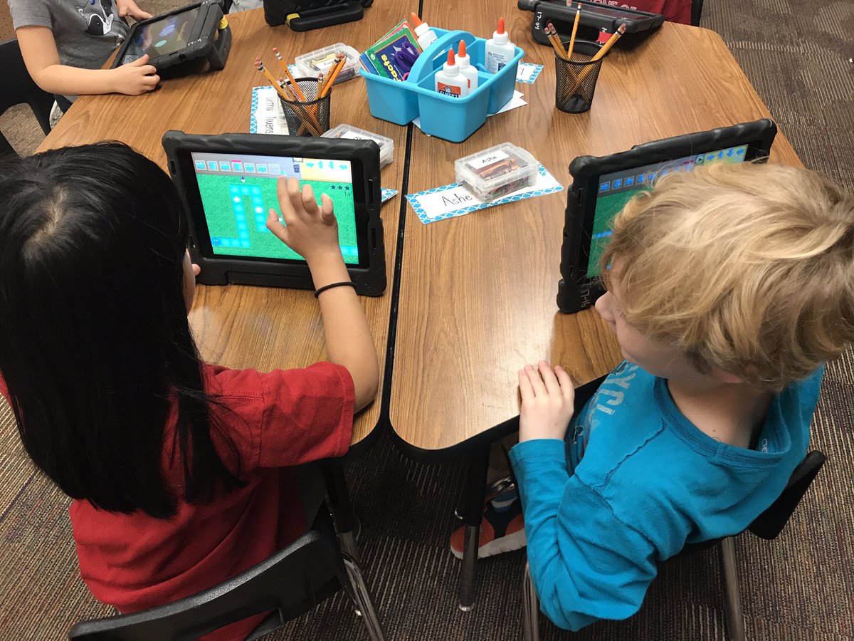 ElemOaks's tweet image. Coding collaboration- problem solving together in Kinder! #hourofcode18 @RRISDTech @RoundRockISD @RRISDCS