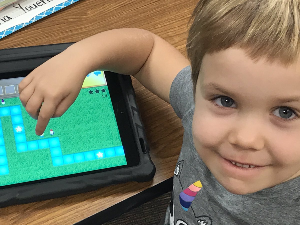 ElemOaks's tweet image. Coding collaboration- problem solving together in Kinder! #hourofcode18 @RRISDTech @RoundRockISD @RRISDCS