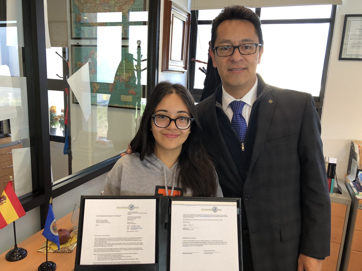RRIIAnahuacQro's tweet photo. ¡Muchas felicidades @vicky_jugtz , alumna @RRIIAnahuacQro @anahuacqro , por haber sido la ganadora para la beca en #FreiUniversitätBerlin #Alemania . Programa #FUBIS Term I 2019. 🇩🇪 https://t.co/ZZCpF8GLI9
