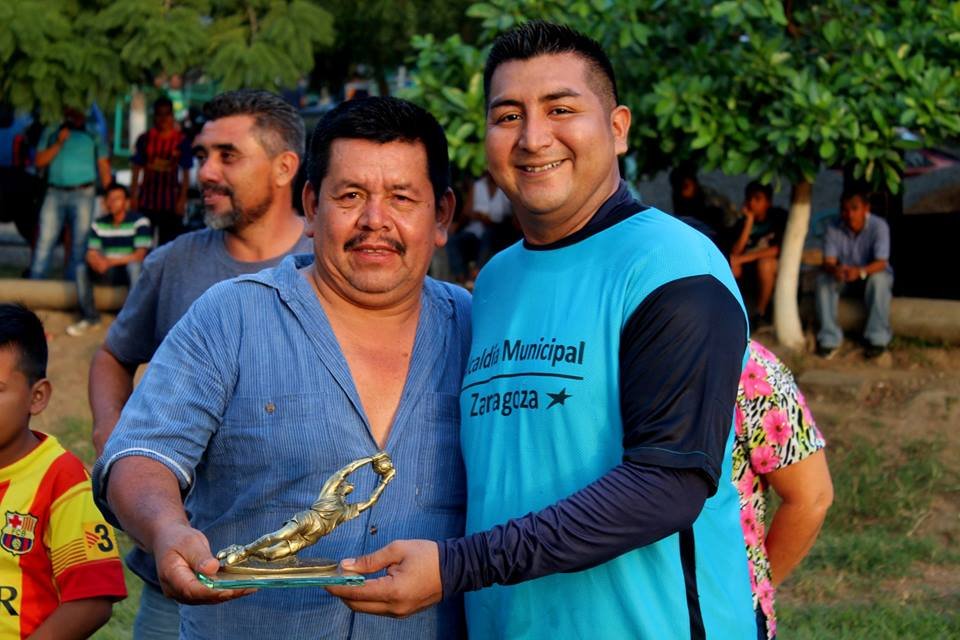 Nuestro alcalde Antonio Martínez, premió a los equipos ganadores del torneo libre en Zaragópolis.
TABLA DE PREMIACIÓN:

Categoría "A"
Campeón: Brisas de Zaragoza F.C.
Sub-campeón: Corralito F.C

Categoría "B"
Campeón: Valencia F.C
Sub-campeón: Municipal F.C.

#GobiernoDeConfianza