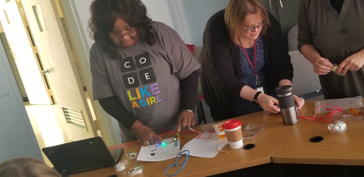 t3pgcps's tweet image. Coding Grandma! @msreneescience #hourofcode2018 @bliedahl @subrown4h