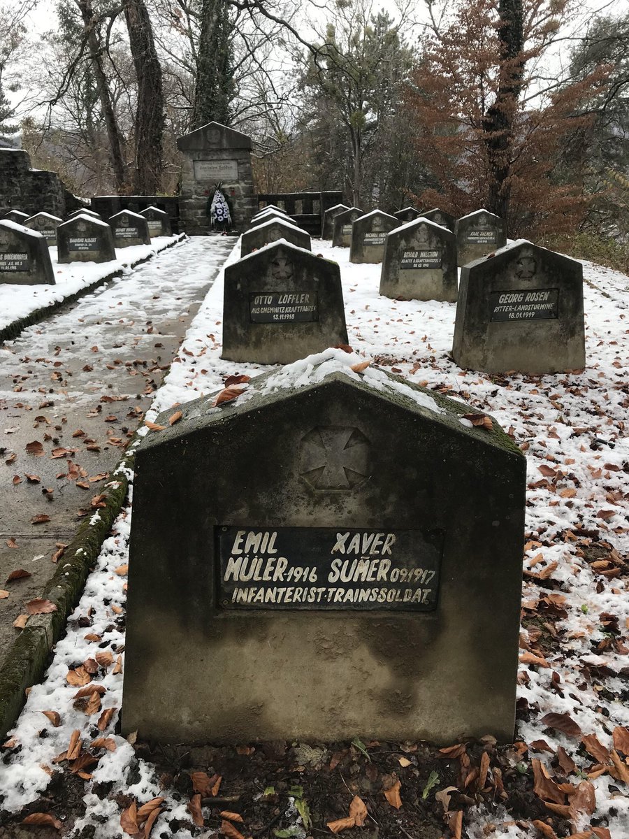 The other day I promised you that I would explain the mystery that lies behind this tombstone in which two soldiers of the Austro Empire who fought and died in the First World War... and who were buried together. Thread goes.