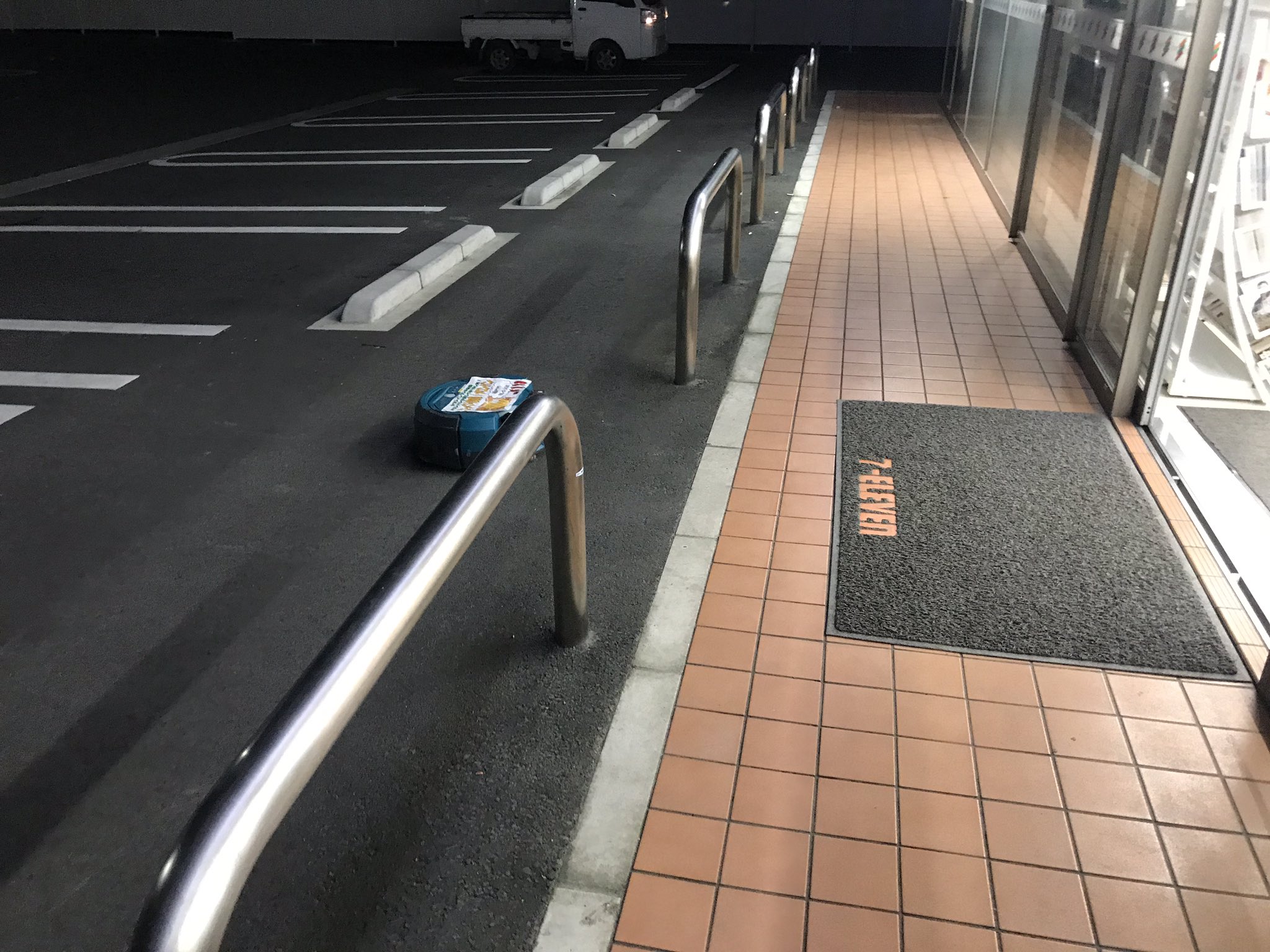 タクアン 早朝 コンビニに行くとルンバが掃除してた 数分後 脱走してた タクアン 早朝 コンビニに行くとルンバが掃除してた 数分後 脱走してた