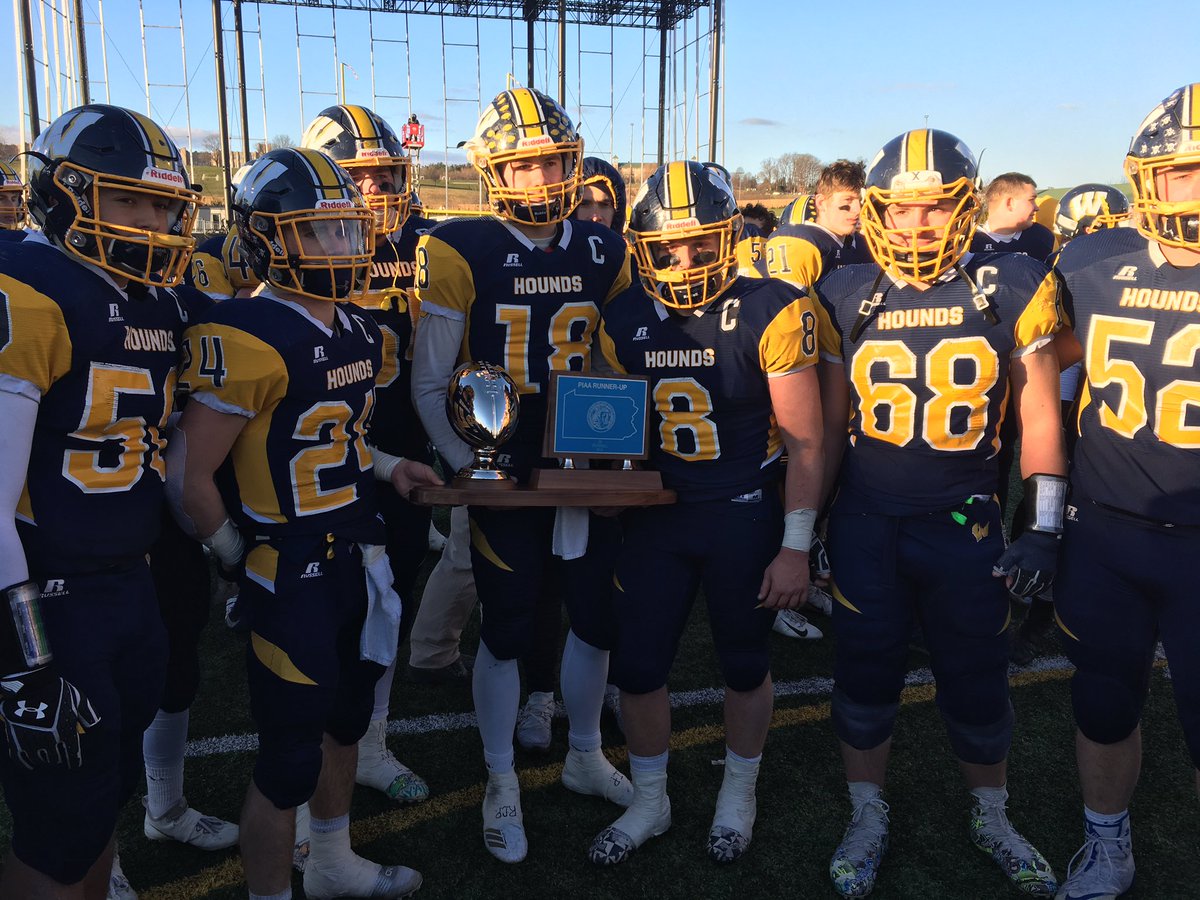 HeraldByknish's tweet photo. The greyhounds receive their runner up 2A trophy after the game #RallyWilmington https://t.co/G0GRbAvUyR