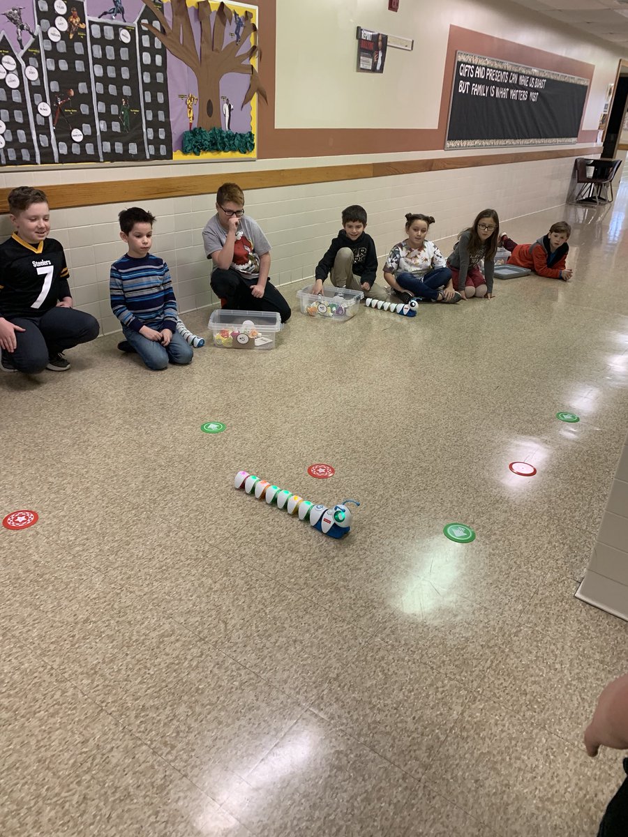 SunriseElemK5's tweet image. Coding Caterpillars today!!  What a great way to end the Coding week at Sunrise! #HourOfCodeInPA #HourOfCode #CSForAll @codeorg