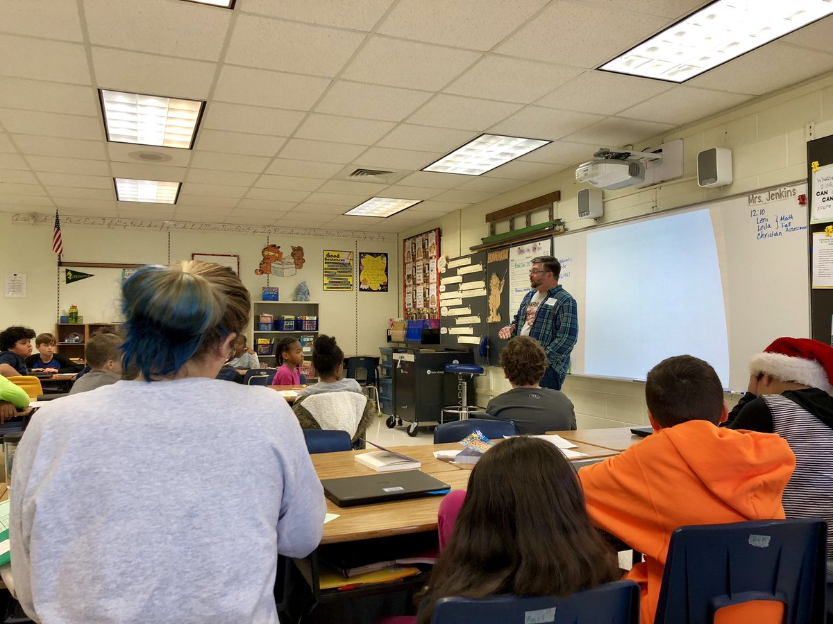 McFaddenMoves's tweet image. We finished #weekofcode in the classroom with a visit from an expert in the field, then students got to try their hand at coding!  Thanks @codeorg for connecting us and @jeremy6d for taking time to come help out! #growinggreenfieldes #ONEccps