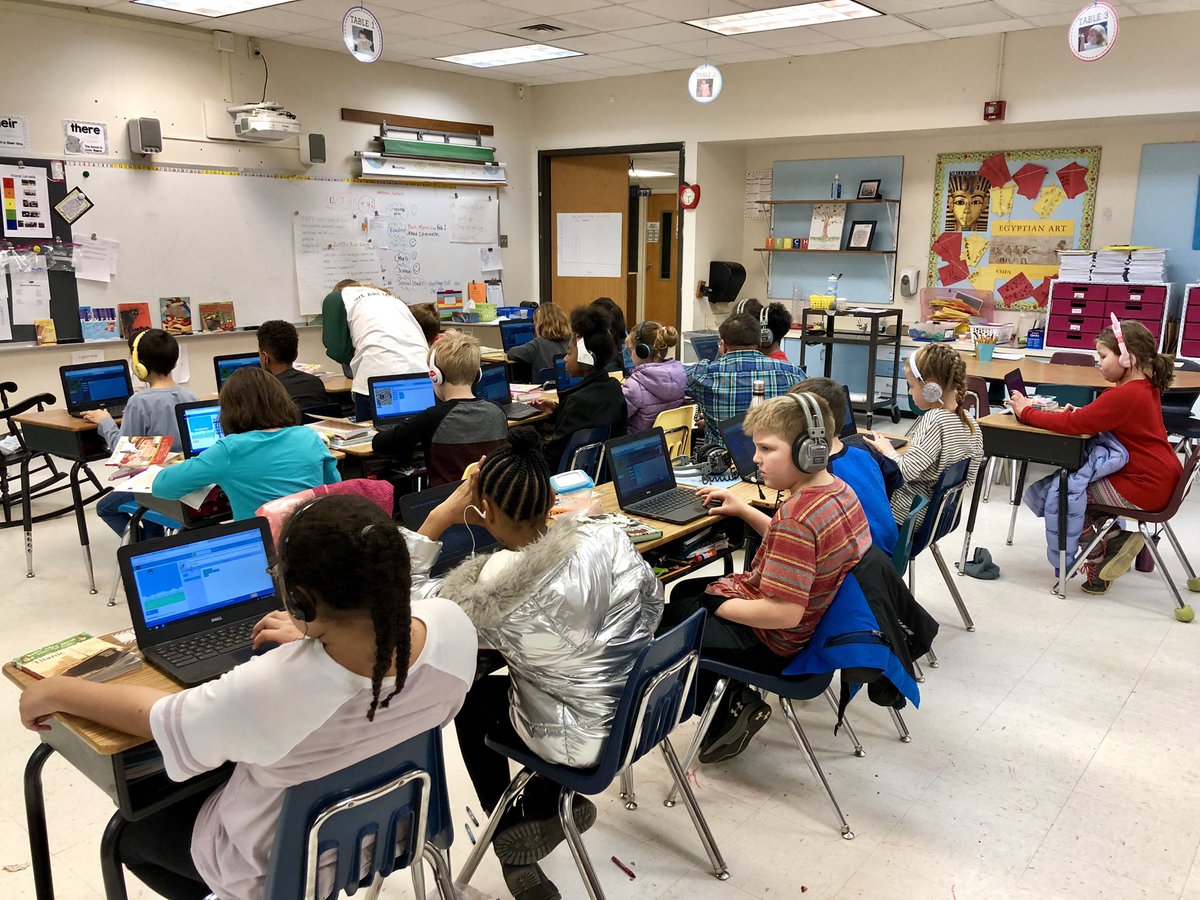 McFaddenMoves's tweet image. We finished #weekofcode in the classroom with a visit from an expert in the field, then students got to try their hand at coding!  Thanks @codeorg for connecting us and @jeremy6d for taking time to come help out! #growinggreenfieldes #ONEccps