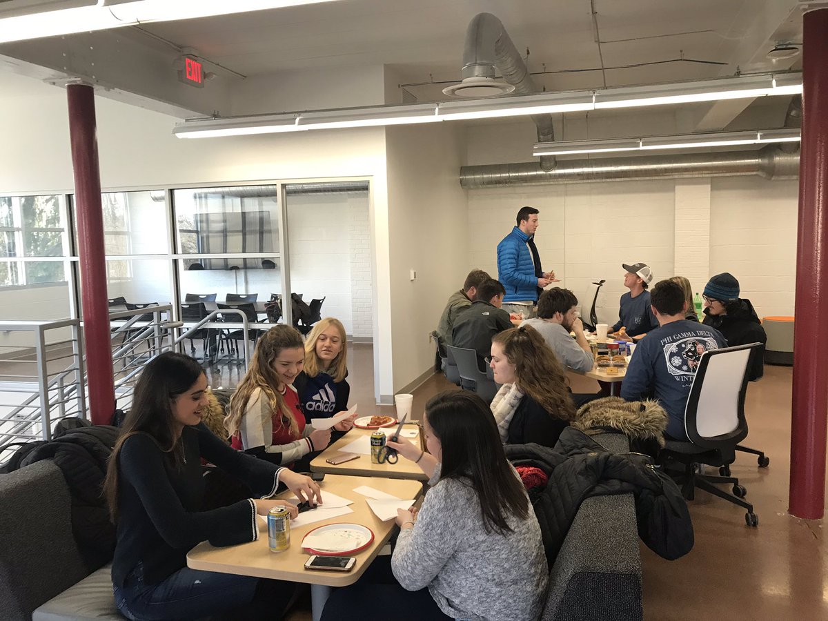 Packed house at the #DelawareEntrepreneurialCenteratOWU as our @woltemadecenter EMFs gather for fun, music, cookie decorating and lunch! #studentsinaction #liberalarts @OWUAlumni @OhioWesleyan