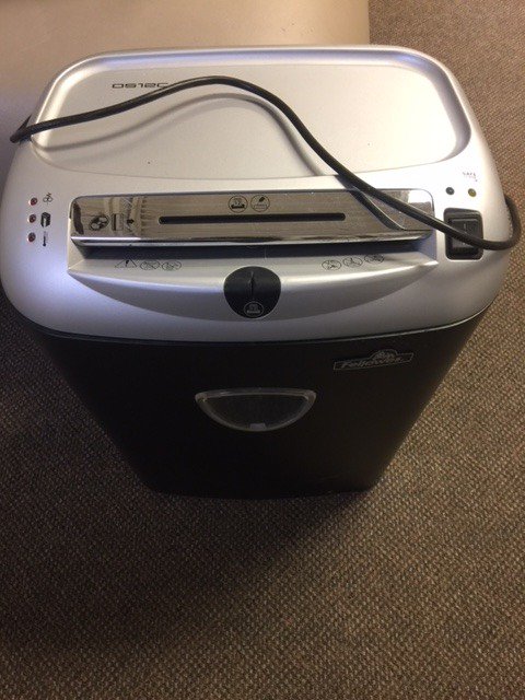 vueweekly's tweet photo. We loved shredding things. This Fellowes shredder has a 12-sheet capacity and retails for about $99. Going for $50 - just call 780 426 1996. https://t.co/JCUvAW2Chi