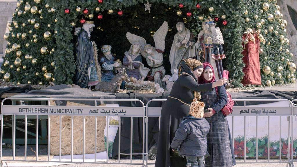 "Non bisogna fare i presepi perché offendono i #musulmani", "cambiamo le parole dei canti natalizi potrebbero turbare le altre religioni". Nella foto (piazza della Mangiatoia a #Betlemme): l'evidente turbamento dei musulmani davanti al #presepio.