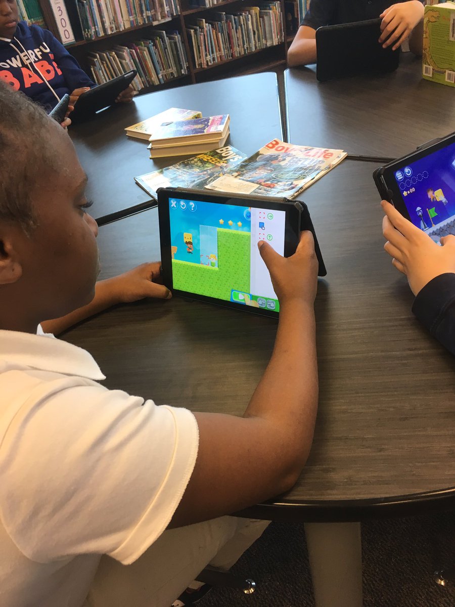 NevelsChristina's tweet photo. Great concentration #cwhoc18 #WeAreGradview https://t.co/2VDe2kaGkM