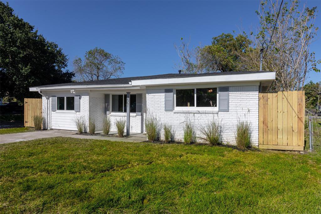 Cato_Group's tweet image. Open House Saturday 12/8/18 1-4 3561 Corder St Houston Tx $172,900 Features 3 bedrooms and 2 full baths in almost 1600 sq st. Brand new kitchen offering granite counters and stainless steel appliances. 3 large bedrooms.