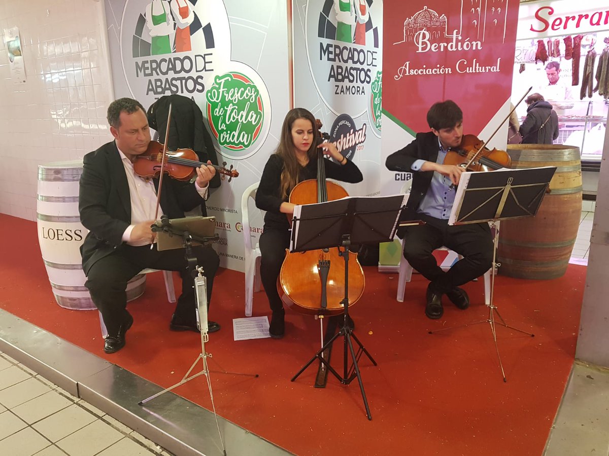 acberdion's tweet photo. Foto del concierto ofrecido hoy en el Mercado de Abastos de Zamora dentro del programa "El Mercado Suena" del @AytoZamora. #Zamora #Mercado #Musica #Berdion https://t.co/iv9yTsuBOU