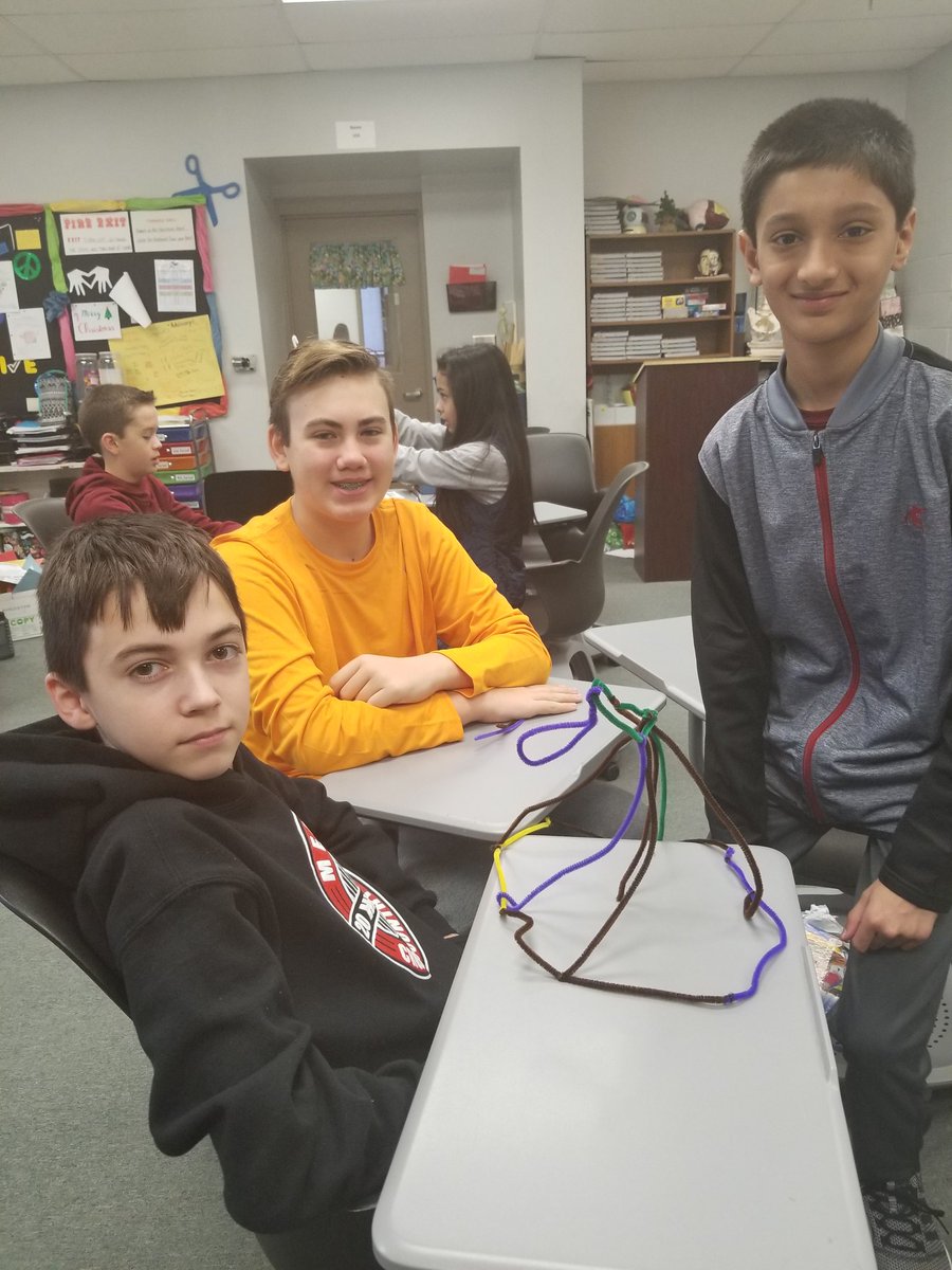 MarkijohnMMS's tweet photo. Design challenge in room 103! #MemorialMakers https://t.co/BfVEvYCR7j