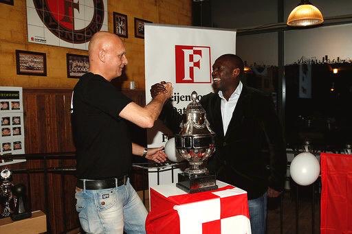 Vorige week vond de 14e Professor Feyenoord Quiz plaats. Een pittige quiz van <a href="/DeFeijenoorder/">De Feijenoorder</a> met bijna honderd vragen over Feyenoord.
Na afloop mocht ik nog even op de foto met Gaston Taument.

#feijenoorders #helden #handinhand #mikeobiku #kingofthegasstation