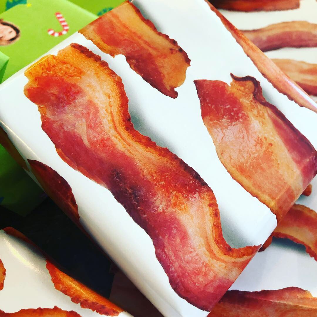 Proper wrapping paper from <a href="/chefgeoffs/">Geoff Tracy 💚🥓</a> <a href="/NationalPork/">NationalPork</a>