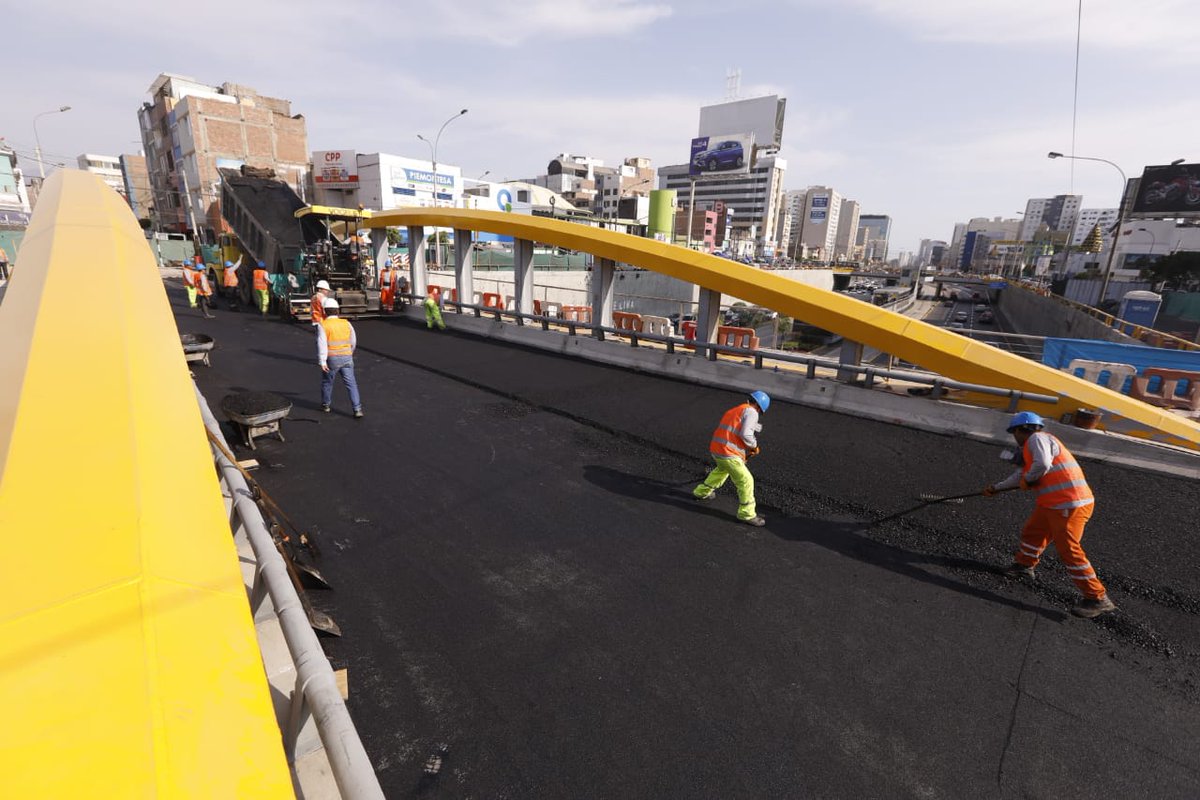 MuniLima's tweet photo. #MMLInforma: Municipalidad de Lima culmina asfaltado del nuevo puente Leoncio Prado, obra que reducirá la carga vehicular en la Vía Expresa y beneficiará a más de 30 mil vecinos. ➝ https://t.co/tkuskElSPK https://t.co/lwjuaPS7QE