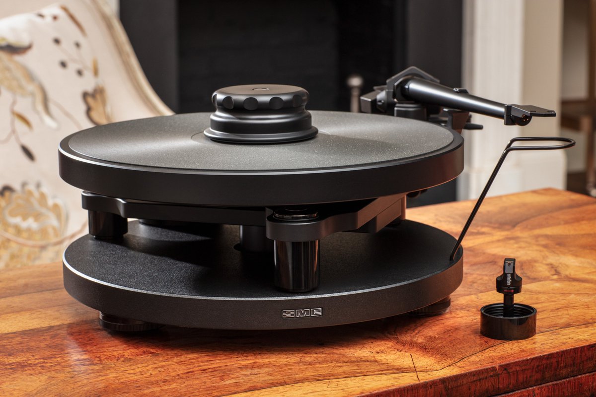 Available now, a limited-quantity Model 10A Black Edition, made for the UK, with new total black detailing, matched with our M10 tonearm, the Black Edition comes supplied with an Ortofon Cadenza Black cartridge.
For details please contact UK distributor padood.com
