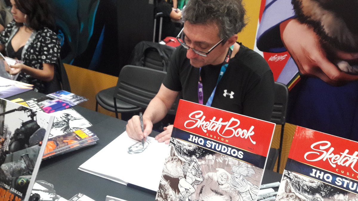 Os whovians piram: <a href="/KlebsJunior/">Klebs Junior</a> em ação na Artist's Alley! Além de autografar a HQ de Doctor Who, ele também fez um desenho do Matt Smith como 11° Doutor para esta fã sortuda 💙