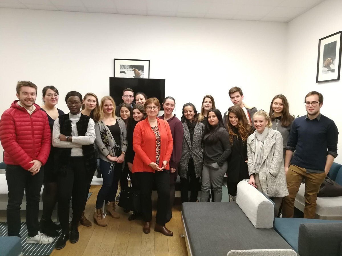 DPSE_alumni's tweet image. 8/11/18 : les étudiants du M2 DPSE ont été reçus au cabinet August Debouzy afin de participer à un jeu de rôles (entreprise vs Urssaf). Ils remercient les avocates Camille LIHRMANN et Isabelle HADOUX-VALLIER pour leur accueil chaleureux et la mise en place de ce jeu de rôles.