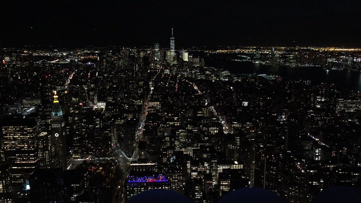 CageBlack2's tweet image. People come to New York to see the best views... and I guess the Empire State Building has a decent view too #NYCtakeover #GoodViews #Squaddd