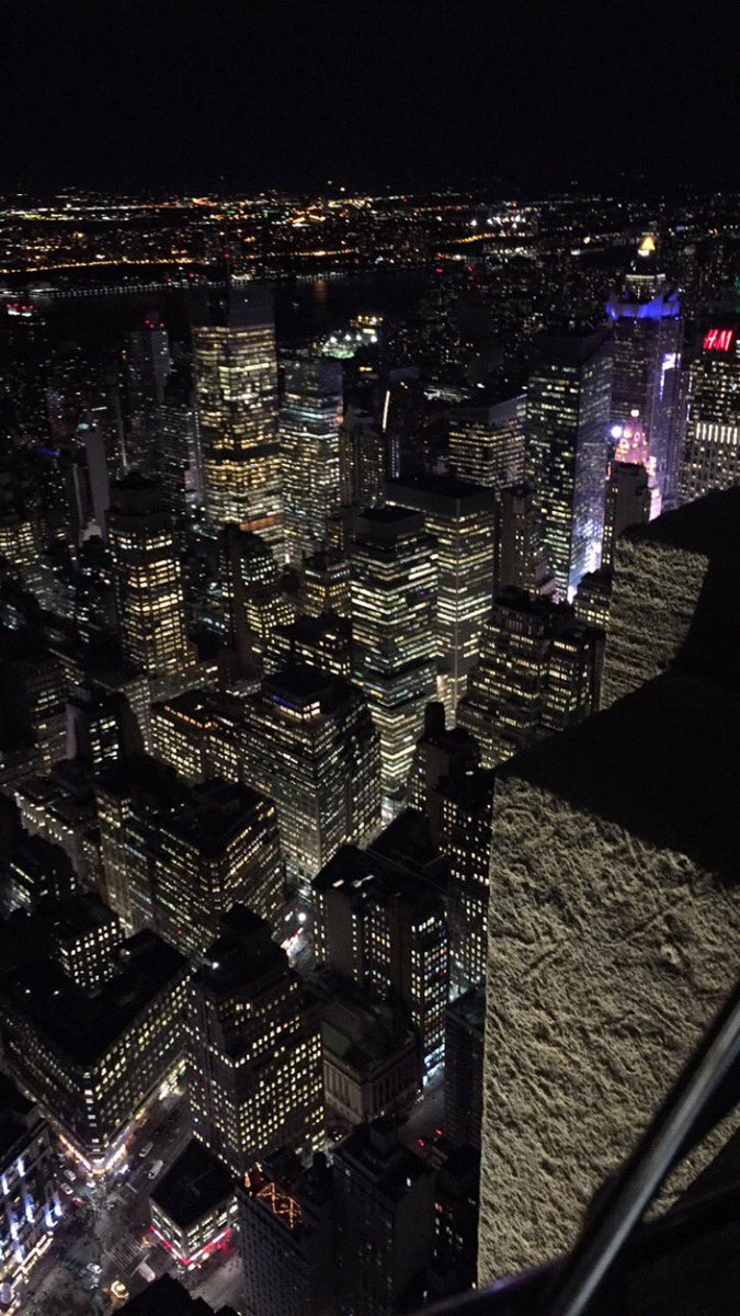CageBlack2's tweet image. People come to New York to see the best views... and I guess the Empire State Building has a decent view too #NYCtakeover #GoodViews #Squaddd