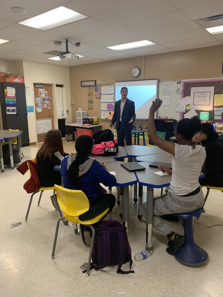 MsAveryFACS's tweet image. Huge thanks to Frank for coming in to Career Dev and Ent to discuss the importance of social media in advertising! Students learned about the nature of the job and 2 awesome charities for the chance to score some sweet tix! @RunandRunSmore @22Bands