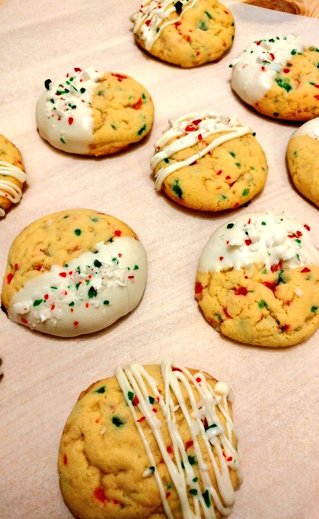 EasyBakeSam's tweet photo. White Chocolate Peppermint Cookies ❤🎄🍪 just in case you forgot it's Christmas time 😁 #baking #cookies #whitechocolate #peppermint #christmas #baker #dessert https://t.co/BjGL8Wpcuu