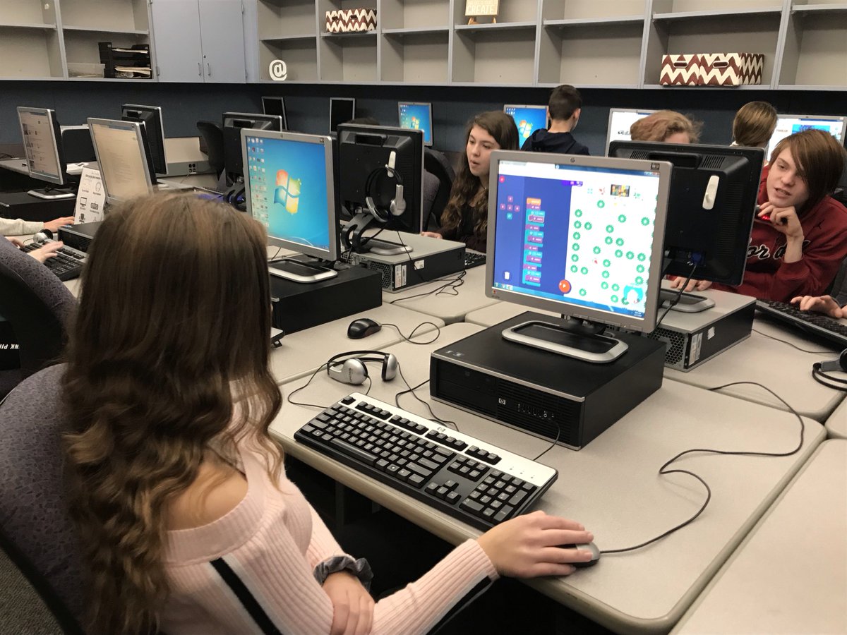 psms_library's tweet image. SSs using #googlesantatracker to participate in #hourofcode2018.  Grade 8 loves it!  @PSMSprincipal @PSMSMediaTech @PlymouthSch @PPS_ELA