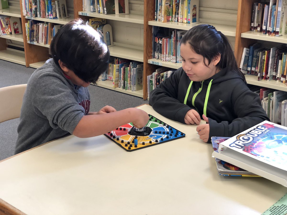 FrostSchool_4's tweet photo. LMC book check out with stations. Students are showing awesome cooperation @ccsd21frost @FrostLMCTeam #21learns #SELatFrost https://t.co/ZjWzYRBr3V