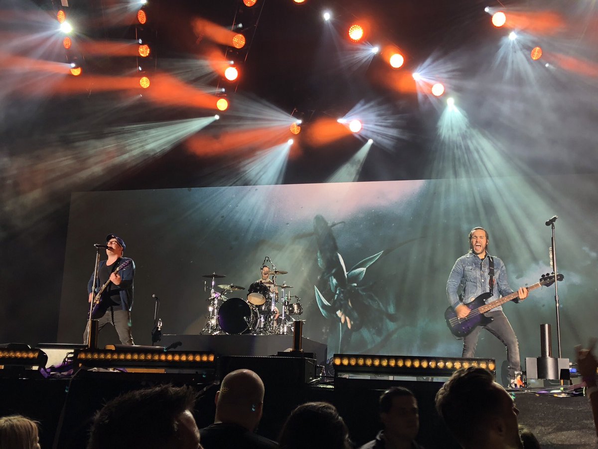 Hayylie's tweet photo. I miss CHI, & .@falloutboy & seeing them play Wrigley, & the #ManiaExperience & that whole weekend ๐ค๐ผ๐ค https://t.co/HYTxuxn5Iv
