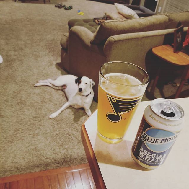 hockeybrad's tweet photo. I worked out for the first time in months so I get to celebrate with a beer. That's how it works, right? Re-hydrate and stuff? Pretty sure. #beachprep https://t.co/OR1sfI2u4v