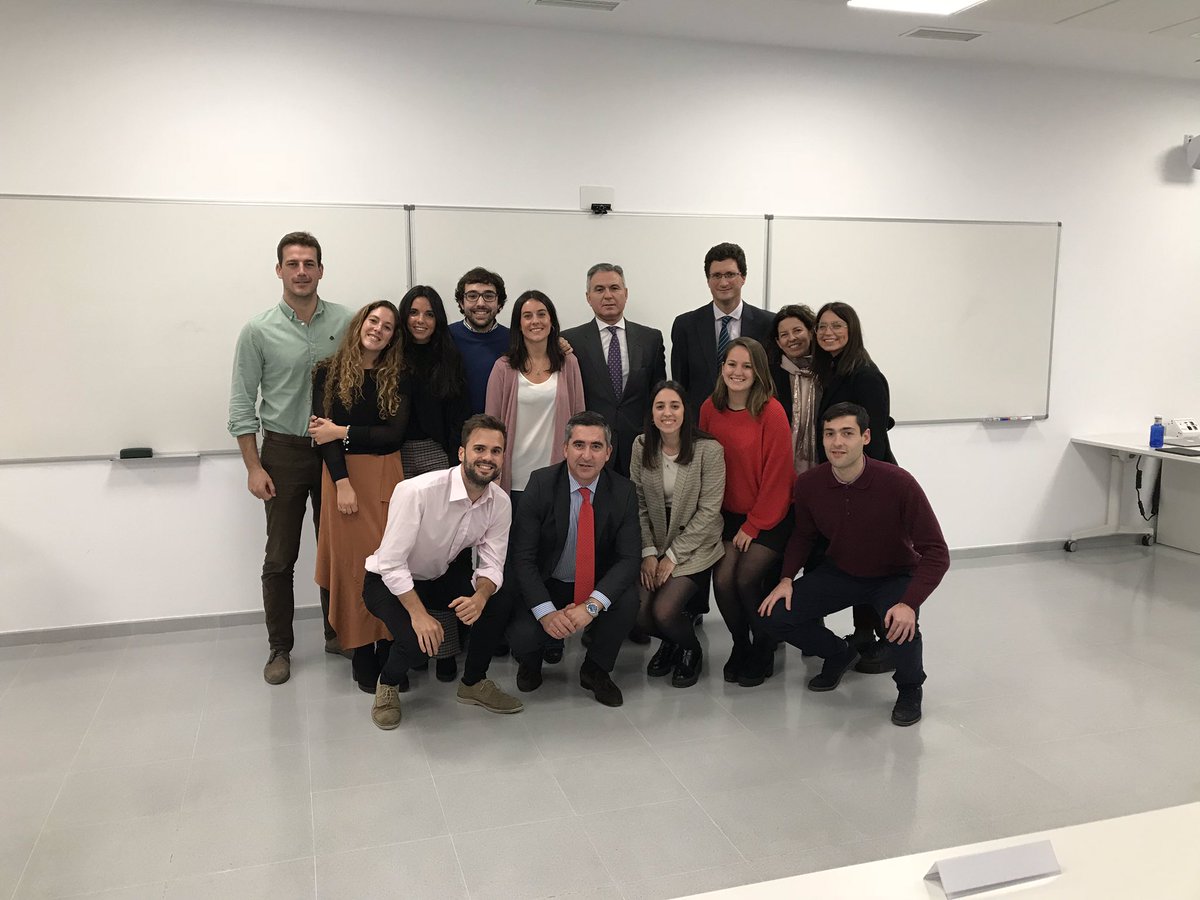 frangcabello's tweet photo. Gravias a mis alumnos #MasterRRHH @LoyolaAnd por plantear cuestiones tan destacadas conmigo y los invitados de @gestionitas y @PwC_Spain José Antonio Caballero y Francisco Marín.Gran sesión!!! https://t.co/BnxVKaYnNc