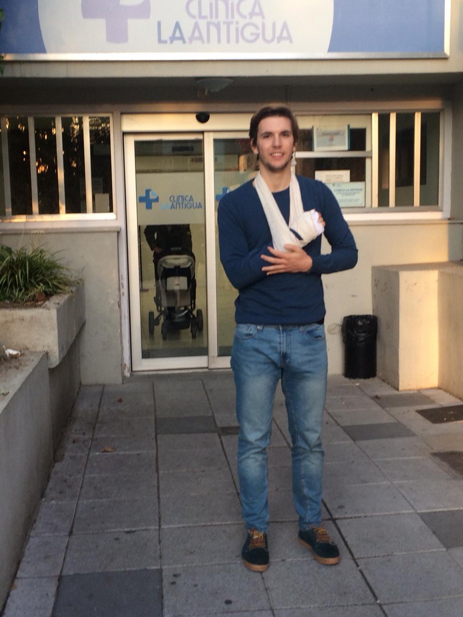 BasketAzuqueca's tweet photo. Nuestro base Carlos Hidalgo @CarlosHidalgoGu ya ha abandonado la clínica La Antigua de Guadalajara, donde ha sido operado por el Dr Guijarro. Ahora unas semanas de escayola y después rehabilitación. #AnimoCrack https://t.co/HoM6GtvqOs