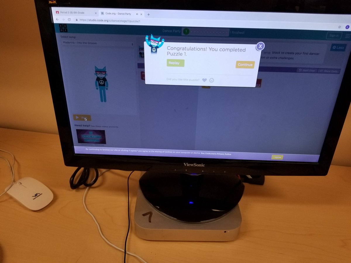 smithdyough's tweet image. 6th grade YIMS Ss ending the week by coding their own dance party before tonight's Holiday Dance.  Thanks @codeorg #youghsd #CSEdWeek #hourofcode #computerlab104