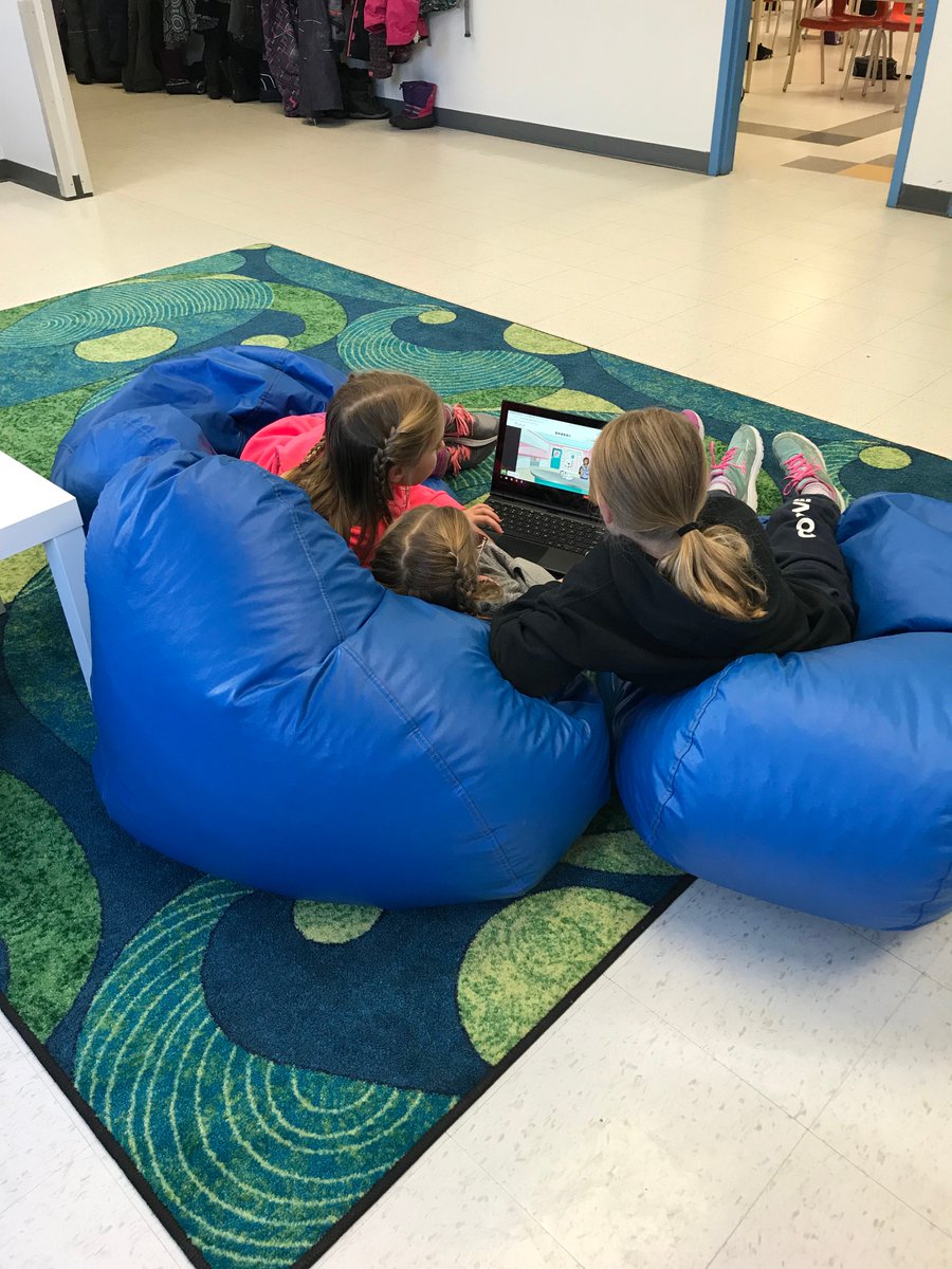 PCameronOCSB's tweet image. Coding with our Grade 4 buddies! @stgregory45 #HourOfCode #clcCodeWeek
