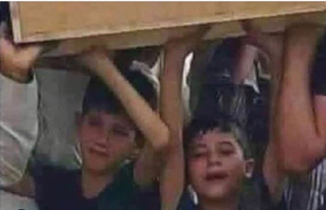 أثناء جنازة ابيه هطل المطر ، فـ إحتمى بأبيه للمره الأخيرة .. 💔

#ذكرياتي_مع_أبي