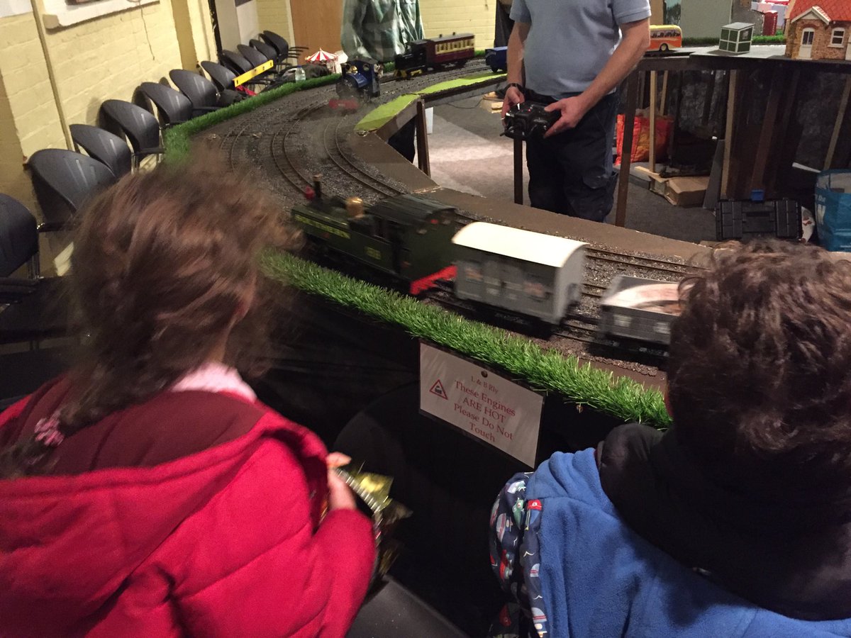 Wonderful Christmas celebrations at #LightupMorden #LoveMorden ⁦<a href="/MordenBapChurch/">Morden Baptist Church</a>⁩ with beautiful singing from Hatfeild Primary School