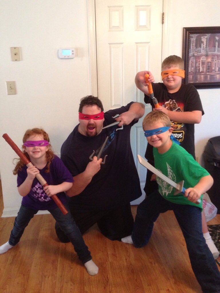 mandminfinity's tweet image. One of my fav pics of My Hubby and Kids.... ##myturtles